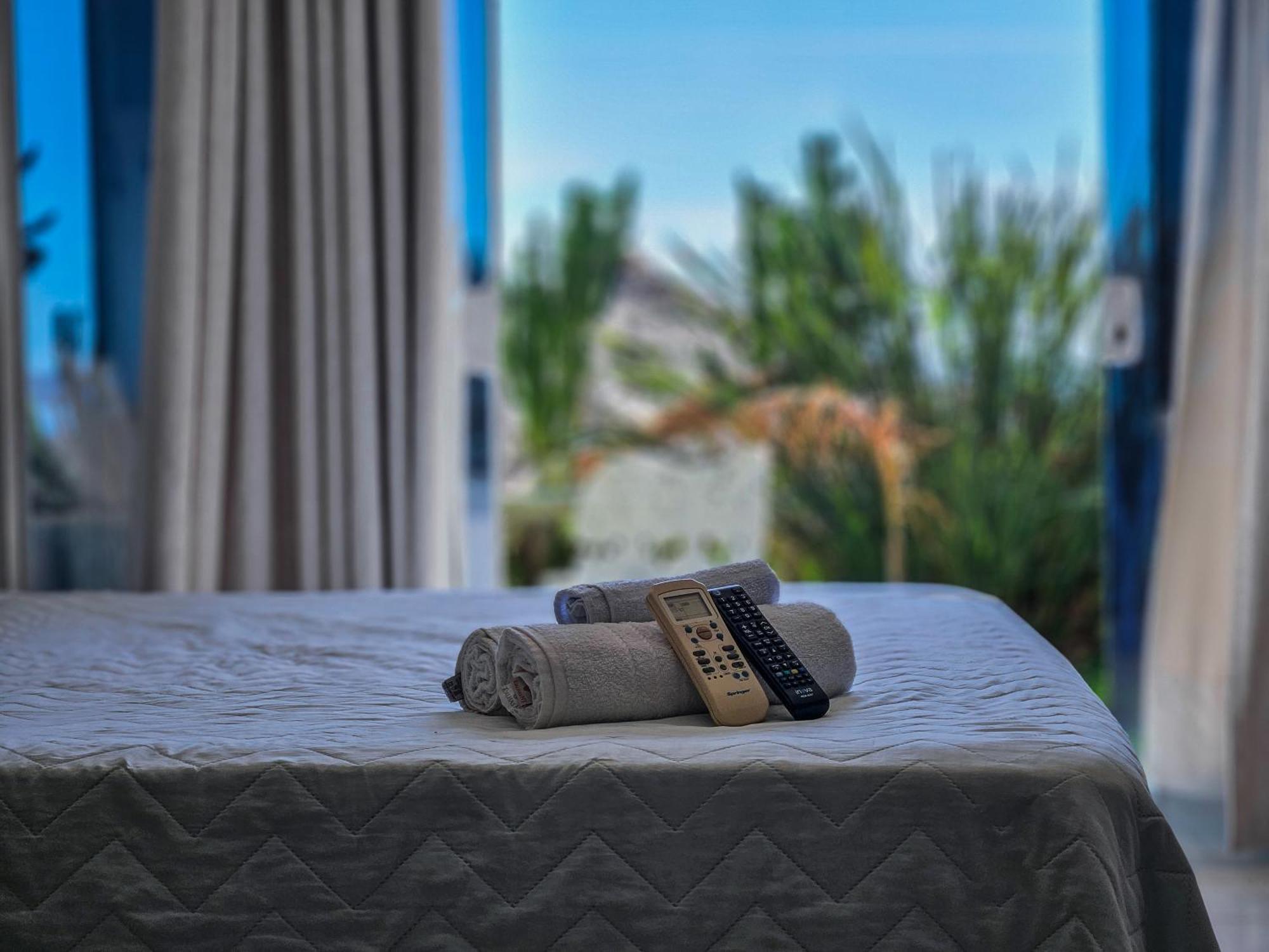 Bella Vista Ocean View Hotel Búzios Kültér fotó A bed with a remote control and a towel