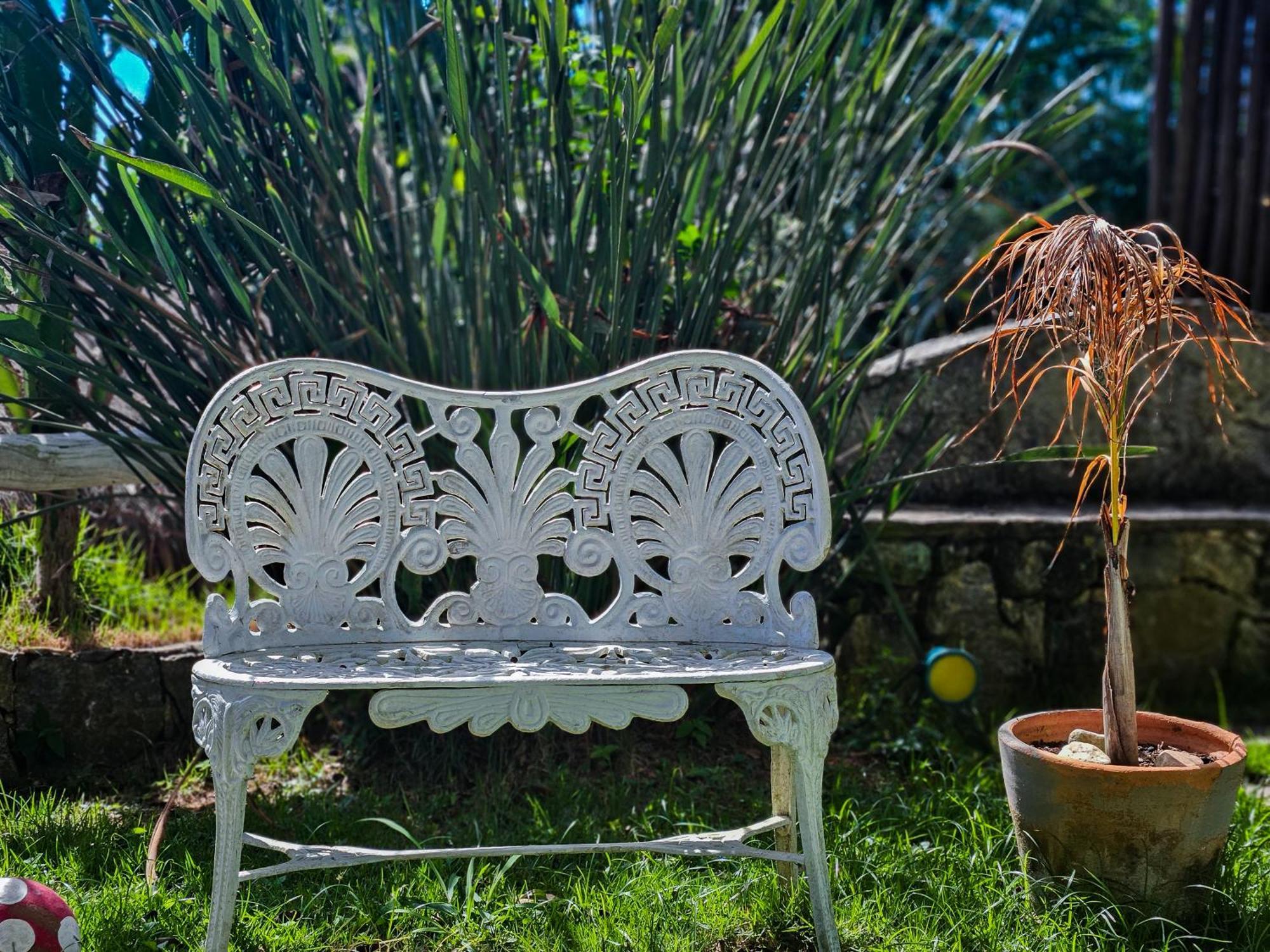 Bella Vista Ocean View Hotel Búzios Kültér fotó A white cast iron bench