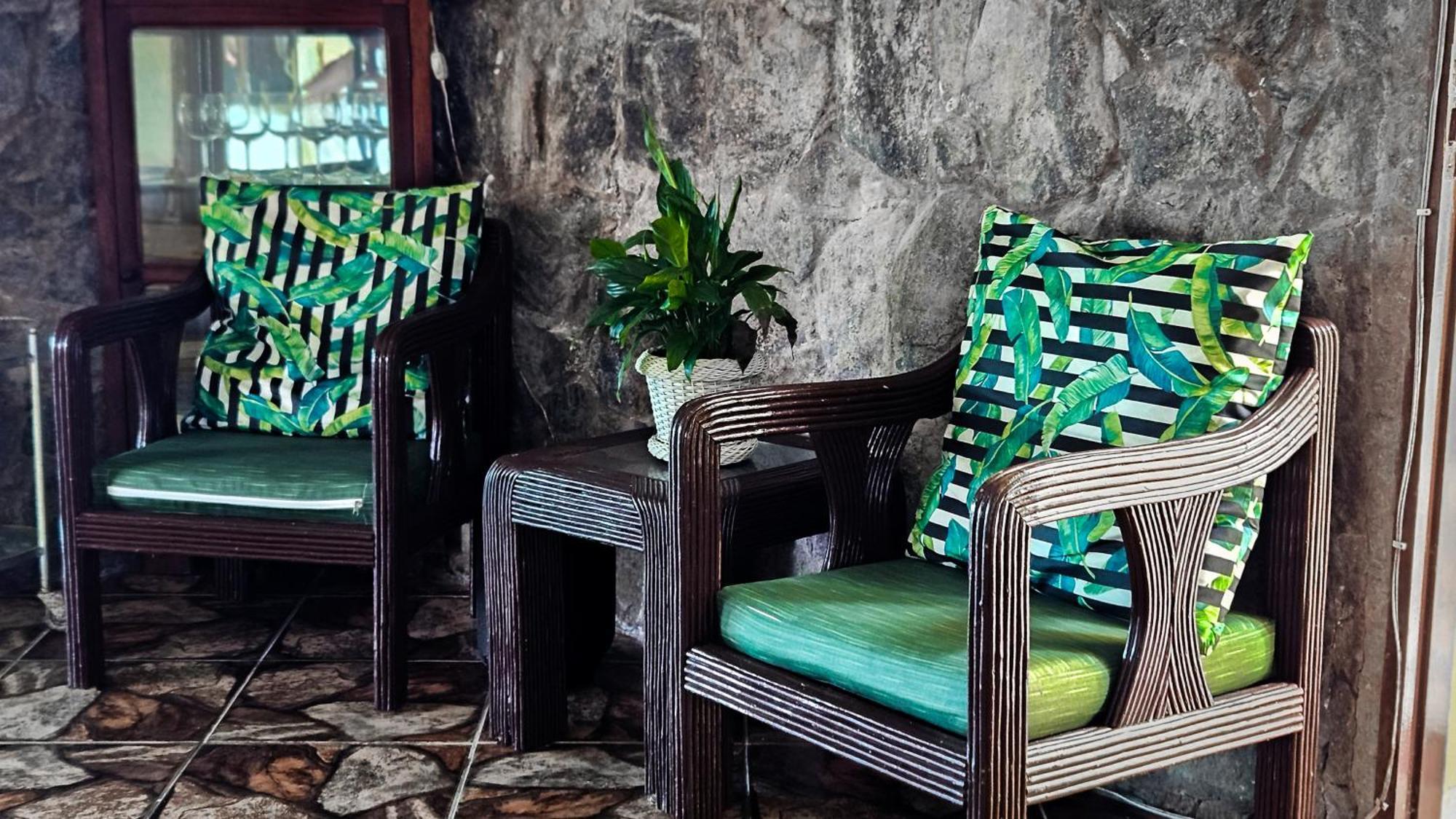 Bella Vista Ocean View Hotel Búzios Kültér fotó A set of rattan furniture